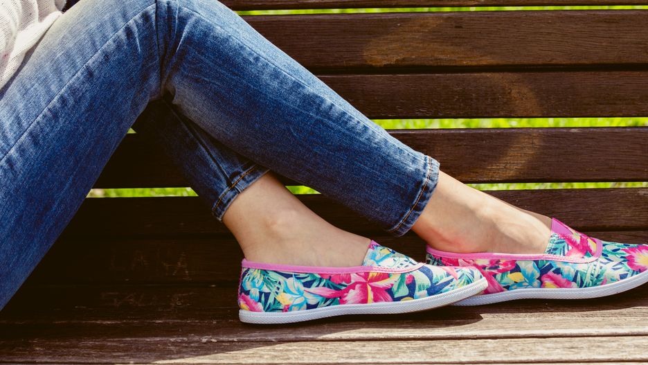 Wzorzyste buty świetnie pasują do prostych strojów
