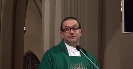Twórca "Szlachetnej Paczki" broni księży. Nie ma nic przeciwko drogim autom