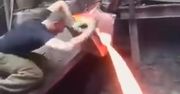 Mężczyzna wkłada dłoń w rozgrzany, ciekły metal. Jak on to robi?