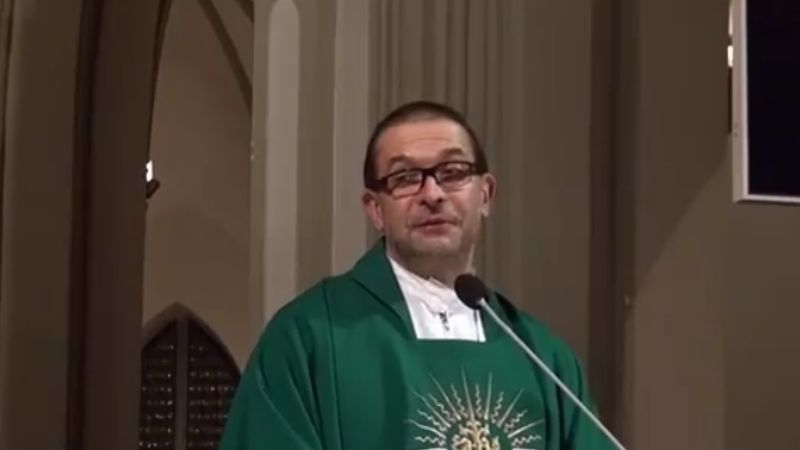 Ks. Jacek Stryczek wygłosił kazanie o samochodach kolegów "po fachu"