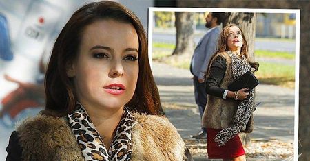 Anna Mucha nawet w jesiennej stylizacji wygląda sexy. W parku spacerowała bez... jednego buta [GALERIA]