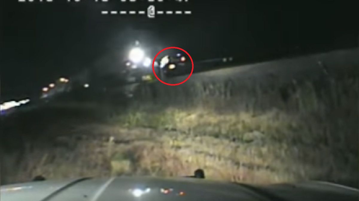 Policjant z Utah w ostatniej chwili uratował nieprzytomnego kierowcę przed nadjeżdżającym pociągiem.