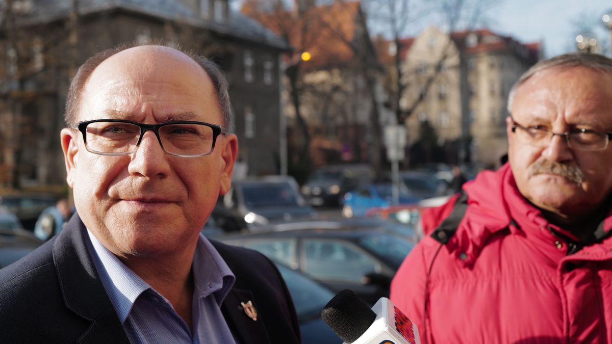 Szef górniczej Solidarności Bogusław Hutek (po lewej) poinformował po spotkaniu, zarząd PGG nie przedstawił w środę związkowcom żadnych konkretnych propozycji płacowych.