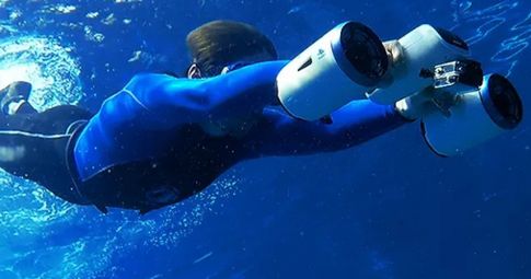 Najmniejszy podwodny skuter na świecie. Pozwoli nie tylko nurkować, ale i nagrywać swoje przygody