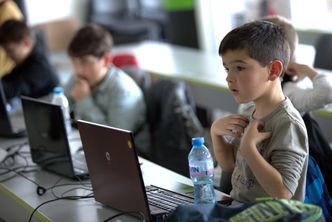 Polska edukacja wkracza w nową erę. Tysiące szkół dołączą do superszybkiej sieci