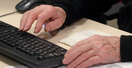 Zmiany w bankach po PSD2. Logowanie po nowemu problemem dla seniorów. "Nie wiem, o co chodzi, nie umiem w to logowanie"