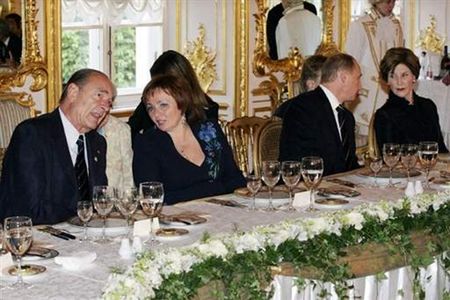 Langusty, perliczki i kawior na talerzach gości szczytu G-8