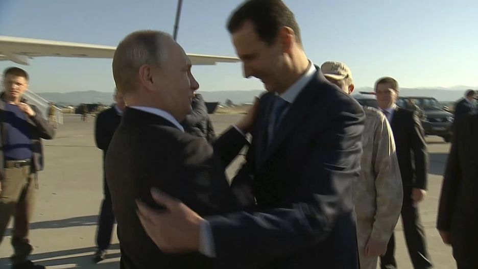 Prezydenci Putin i Asad witają się w bazie lotniczej w Syrii