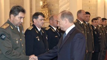 Prezydent Putin wita się z oficerami na Kremlu