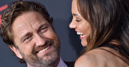 Gerard Butler na plaży. Pod jego ubraniem kryje się prawdziwe złoto