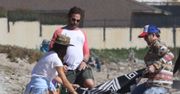 Gerard Butler wypoczywa na plaży ze znajomymi. Mimo pandemii