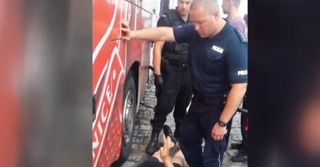Oskarżył policjantów o pobicie. Z wideo wynika co innego