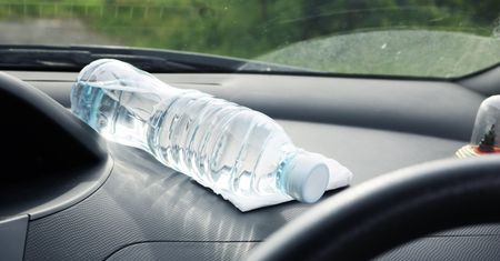 Plastikowa butelka w aucie grozi pożarem. Internauta pokazuje dlaczego