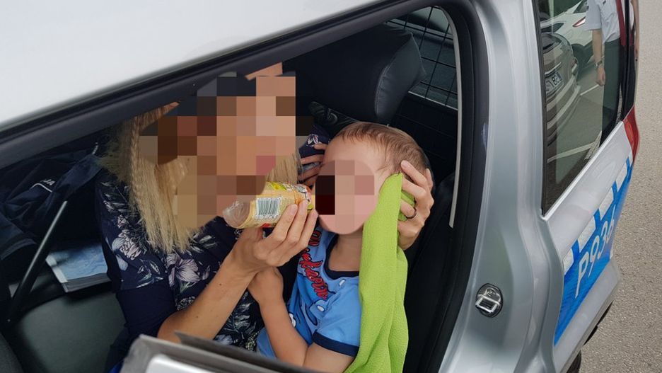 Rodzice zostawili trzylatka w aucie i poszli na zakupy