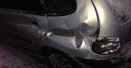 Rano zobaczyła swoje auto w takim stanie. Internauci pomogli znaleźć winnego... w zarządzie dróg