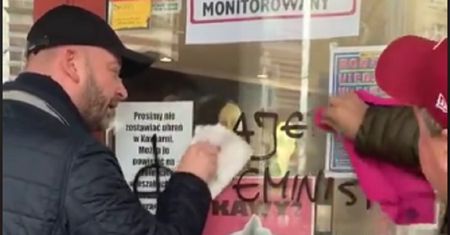 Prezydent Wrocławia usuwa nienawistne hasła. Jest mu za nie wstyd