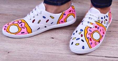 Trampki donuts DIY. Zobacz, jak samodzielnie ozdobić buty