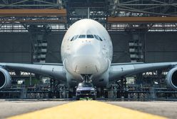 Porsche Cayenne holuje 314-tonowy samolot