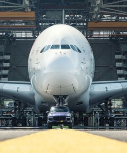 Porsche Cayenne holuje 314-tonowy samolot