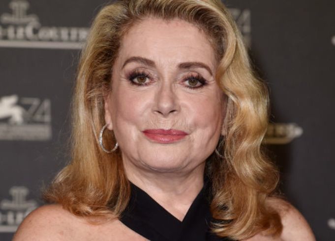 Catherine Deneuve przeciwko #metoo. Broni "prawa mężczyzn do podrywania kobiet"