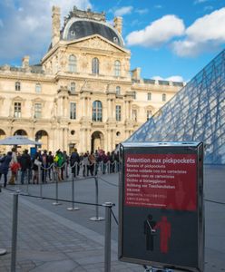 Podejrzany pakunek przed Luwrem