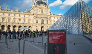 Podejrzany pakunek przed Luwrem