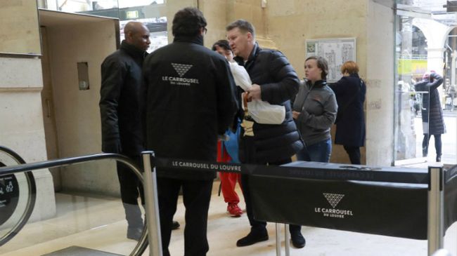 Otwarcie Luwru po ataku na ochraniających muzeum żołnierzy