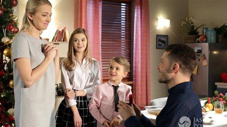 W 1216 odcinku "M jak miłość" Tomek (Andrzej Młynarczyk) oświadczy się Asi (Barbara Kurdej-Szatan) w towarzystwie Agnieszki (Magdalena Walach)W 1216 odcinku "M jak miłość" Tomek (Andrzej Młynarczyk) oświadczy się Asi (Barbara Kurdej-Szatan) w towarzystwie Agnieszki (Magdalena Walach)