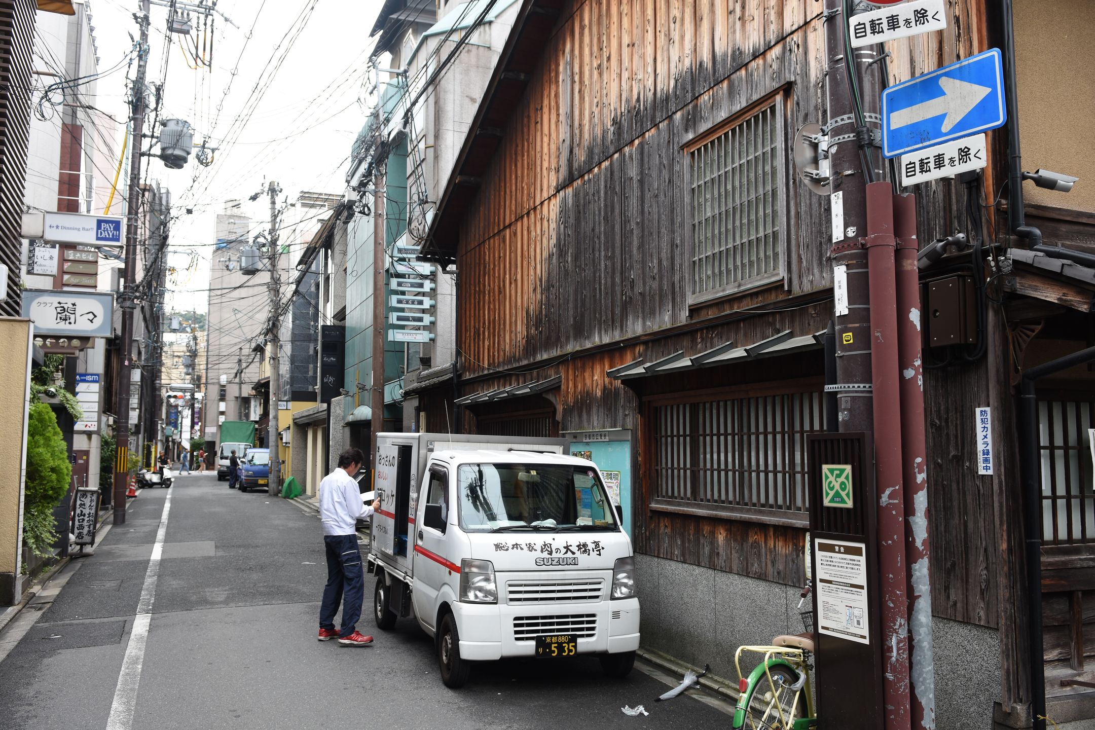 Wąskie i ciasne uliczki miast wymagają użycia odpowiedniego sprzętu. Zwykły "dostawczak" byłby tu zdecydowanie nieporęczny. 