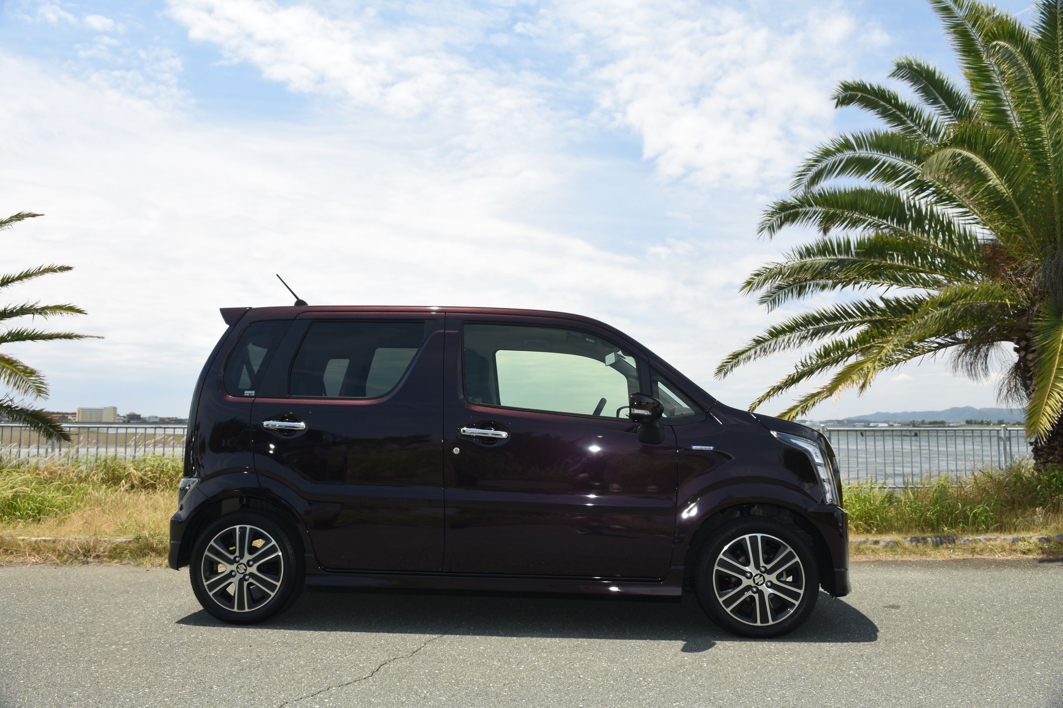 Bestsellerem na tamtejszym rynku jest jednak Wagon R. To najlepiej sprzedający się kei car od lat. We wnętrzu wygodnie podróżują cztery osoby, auto oferowane jest też jako hybryda. 