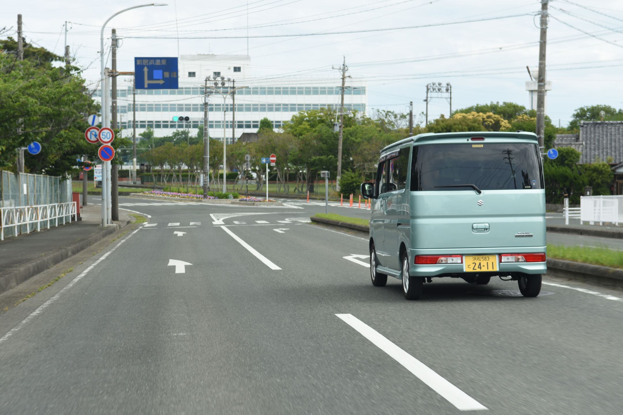 Pudełkowate karoserie nikogo tam nie dziwią i nie śmieszą. Pomijając zupełnie inne gusty Japończyków, taki kształt gwarantuje funkcjonalność i przestrzeń wewnątrz 