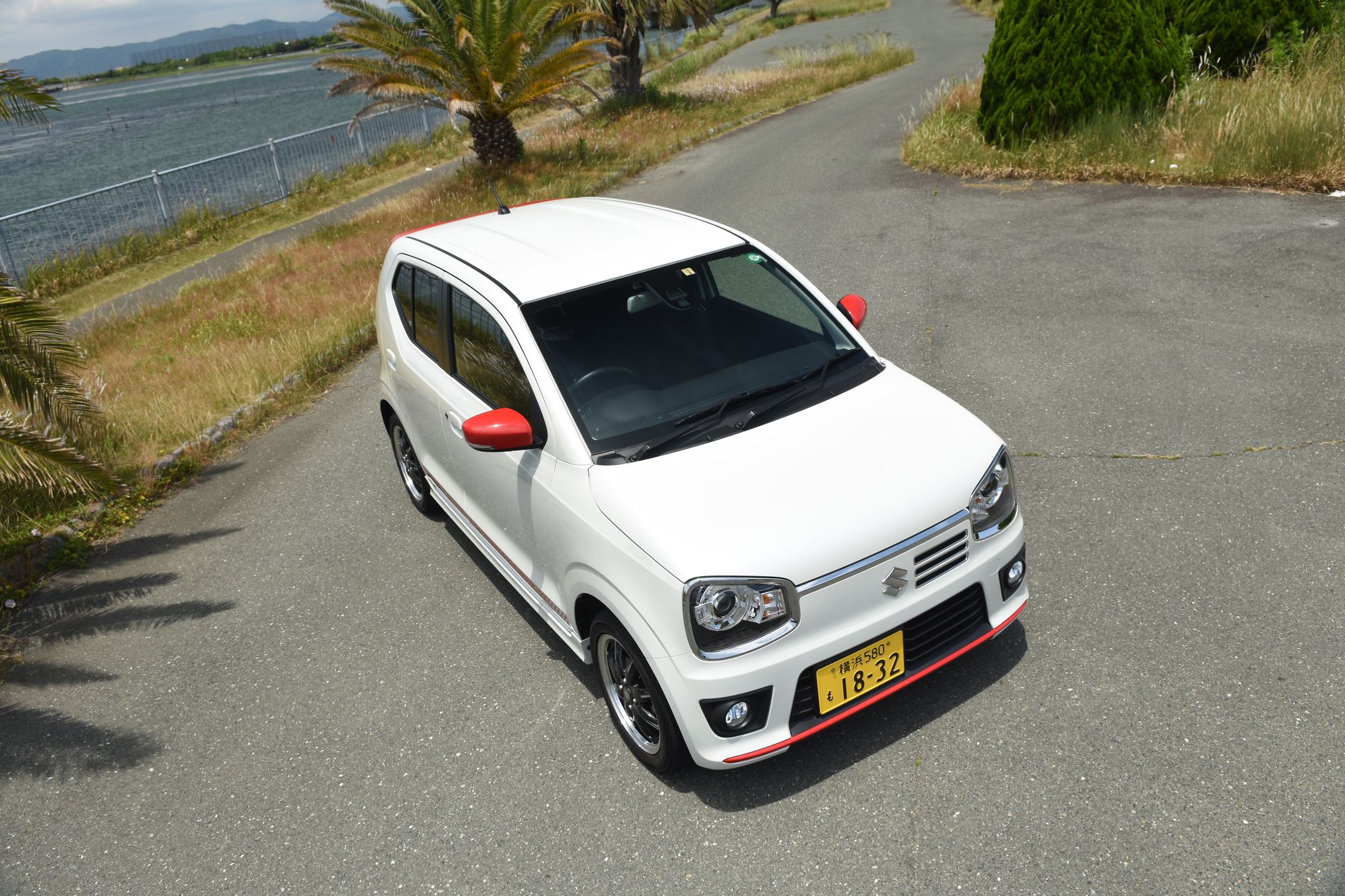 Suzuki Alto RS to propozycja dla tych, którzy lubią ubrać się sportowo. Silnik otrzymał turbodoładowanie, a auto kilka czerwonych detali. 