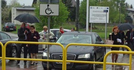 Kierowca minister Zalewskiej nie będzie ukarany za parkowanie na kopercie. Dlaczego?