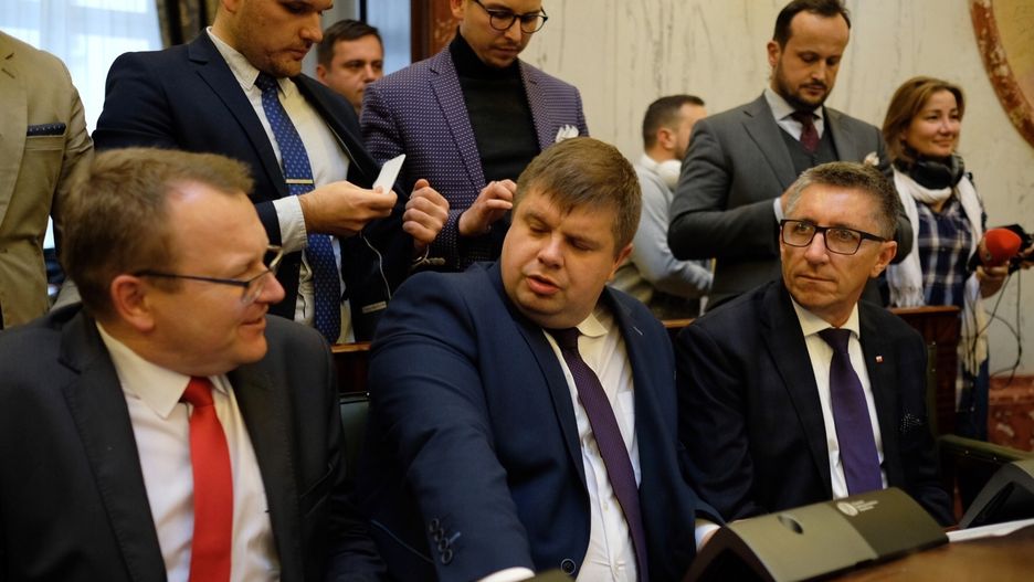 Wojciech Kałuża (w środku) tuż po wyborach zmienił barwy partyjne