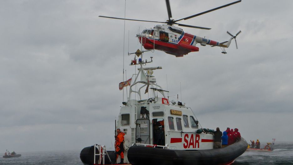 Akcja ratunkowa na Bałtyku. Przeciek na pokładzie kutra koło Dziwnowa