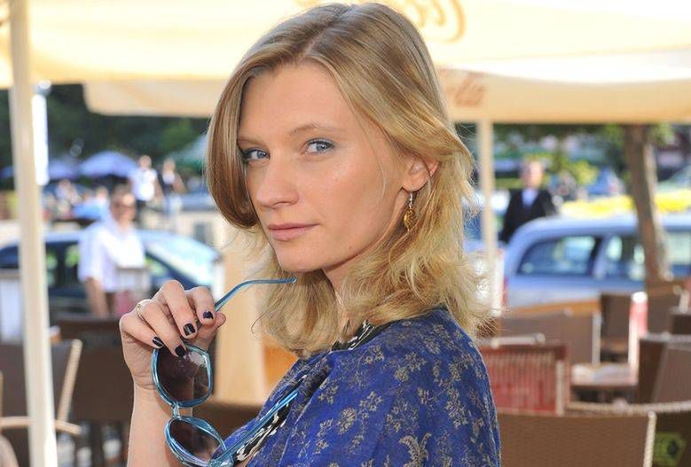 Agata Buzek bez makijażu w ogrodzie z przyjacielem [zdjęcie]