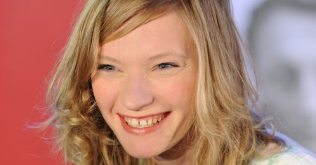 Wielki biust i mocny makijaż. Agata Buzek nie przypomina samej siebie