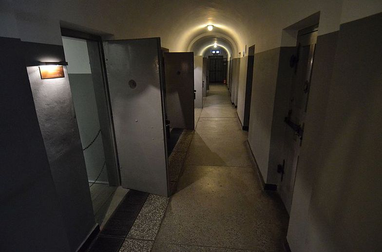 Muzeum Więzienia Pawiak. Zachowana piwnica gmachu – korytarz z celami więziennymi.