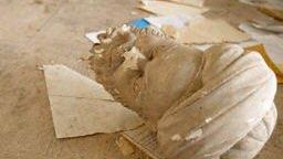 Rozbita rzeźba w Muzeum Archeologicznym w Bagdadzie