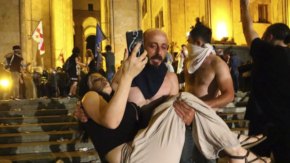 Gruzja. Ogromne protesty przed parlamentem