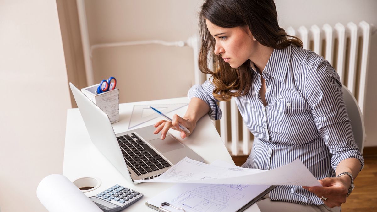 Klasyczne koszulowe bluzki to podstawa, ale niejedyna opcja stroju do pracy