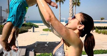 Anna Lewandowska demonstruje swój fenomenalnie wyrzeźbiony brzuch podczas zabawy z dzieckiem! Co za piękny kaloryfer!