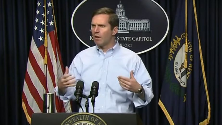Gubernator Kentucky Andy Beshear ostro krytykuje młodych ludzi za ich nieodpowiedzialność w związku z epidemią COVID-10