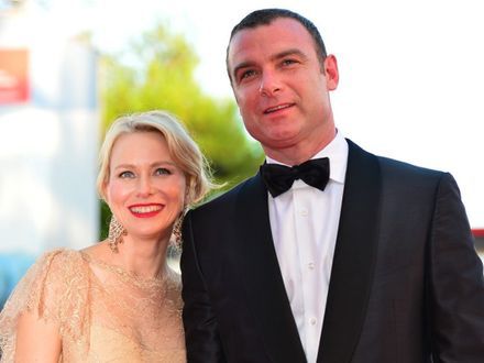 Naomi Watts i Liev Schreiber u bezdomnych z dziećmi