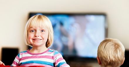 Większość polskich dzieci wychowuje się przed telewizorem