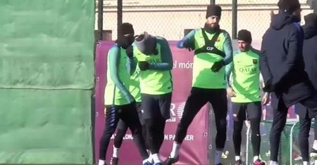 #dziejesiewsporcie: wygłupy na treningu Barcy. Neymar i Suarez to nieźli dowcipnisie