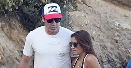David Duchovny ze swoją młodszą o 33 lata partnerką. Wspólne wakacje im służą