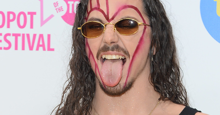 Michał Szpak zaszalał z makijażem jak nigdy. Tak perfekcyjne kreski na powiekach, to dzieło mistrza