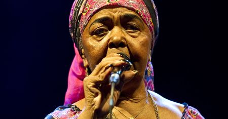 Cesária Évora bohaterką Google Doodle. Kim była i czym zasłynęła "Bosonoga diva"?