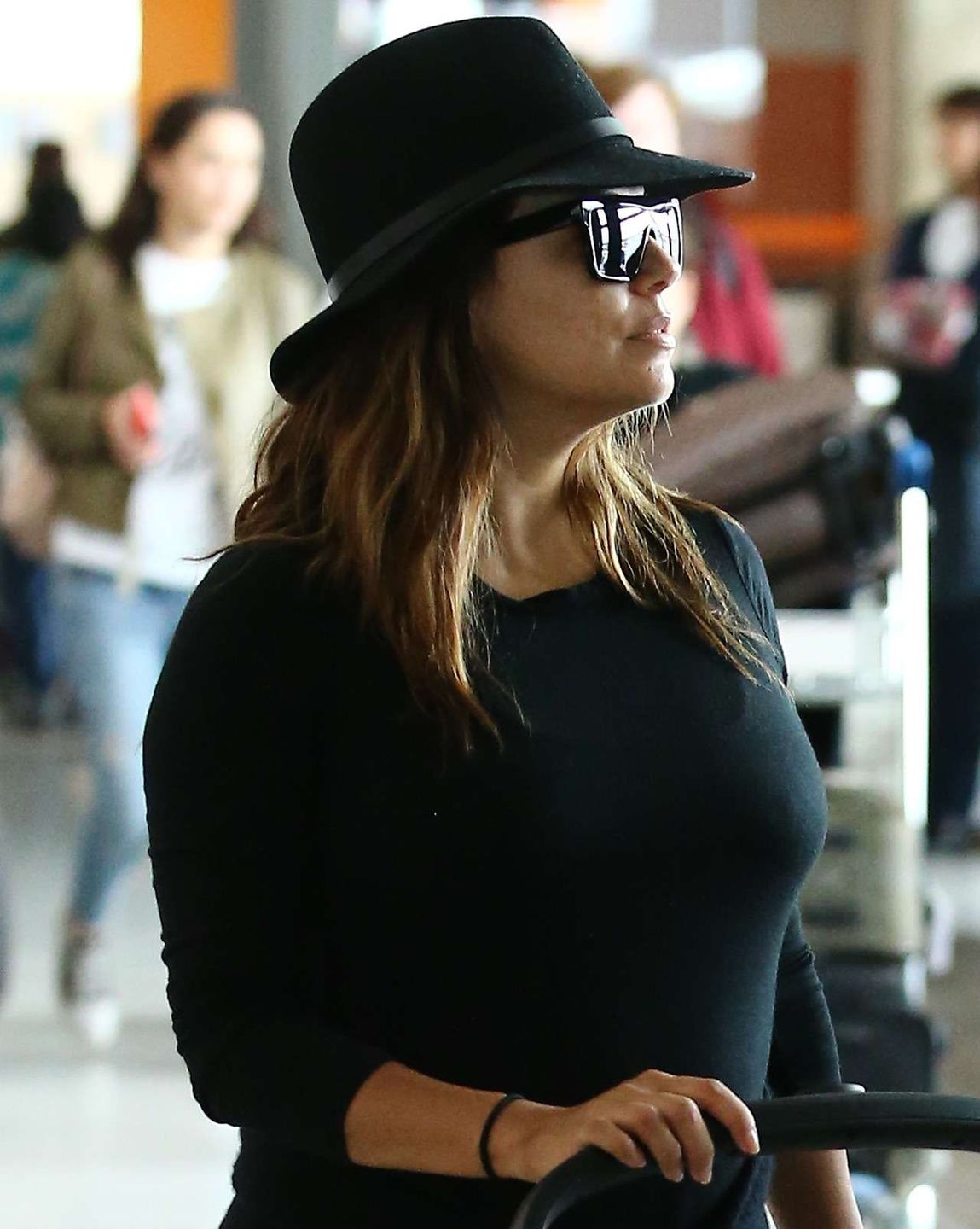 Eva Longoria z synem na lotnisku w Paryżu